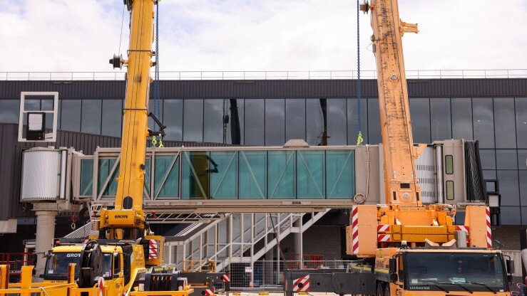 Installation of aerobridge at Gold Coast Airport (2)